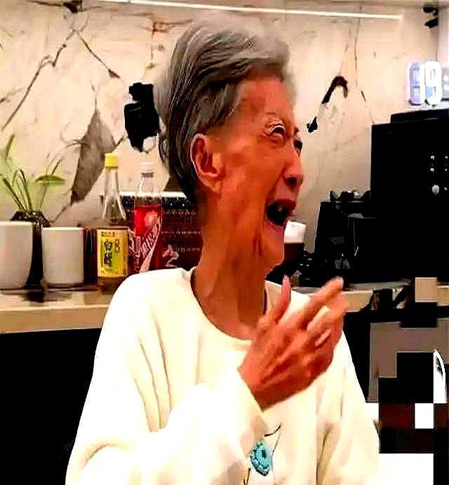 庾澄庆再婚才懂：伊能静输的不是爱情，是一层楼。演唱会，镜头怼脸拍他老婆。6