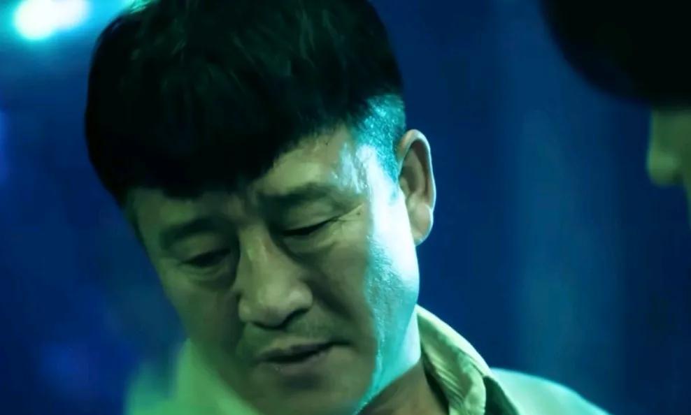 《扫毒风暴》，离开西港后两年后，卢少骅改名李木青，他在绿藤开了厂子，表面是个食品