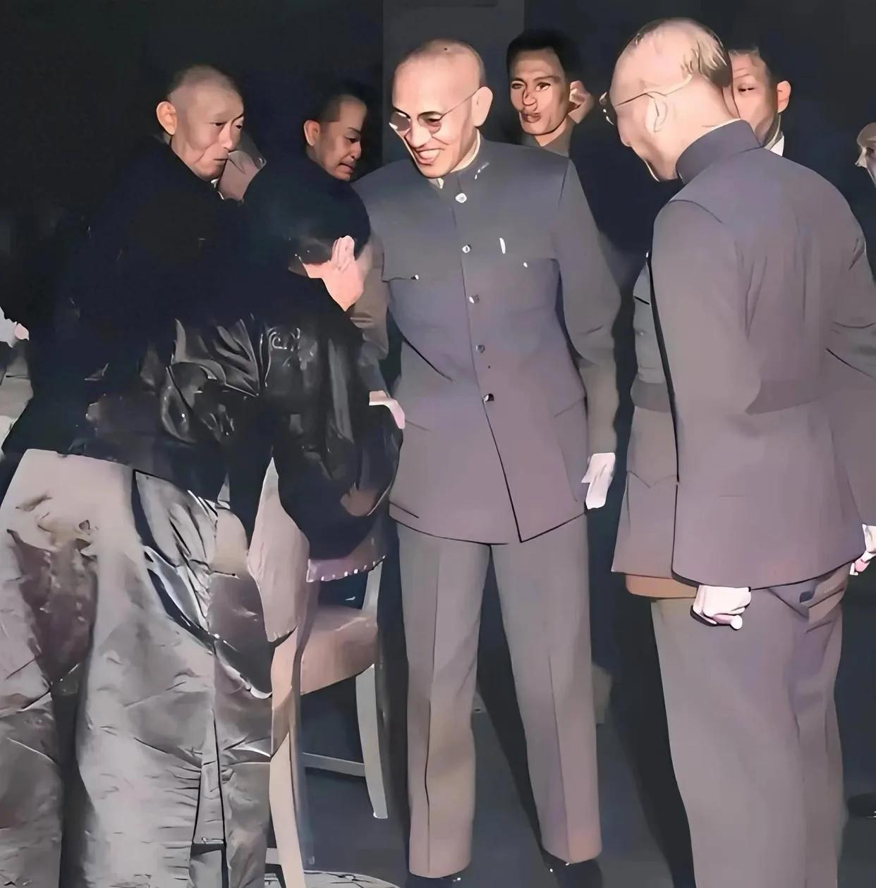 1948年，青帮大佬杜月笙与蒋介石握手时，被记者拍下了这张照片，从照片上看，杜月