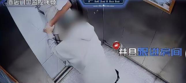 一名年轻小伙遇到了一位年纪偏大的大爷。几轮简单交流后，小伙跟着对方走进了附近的一