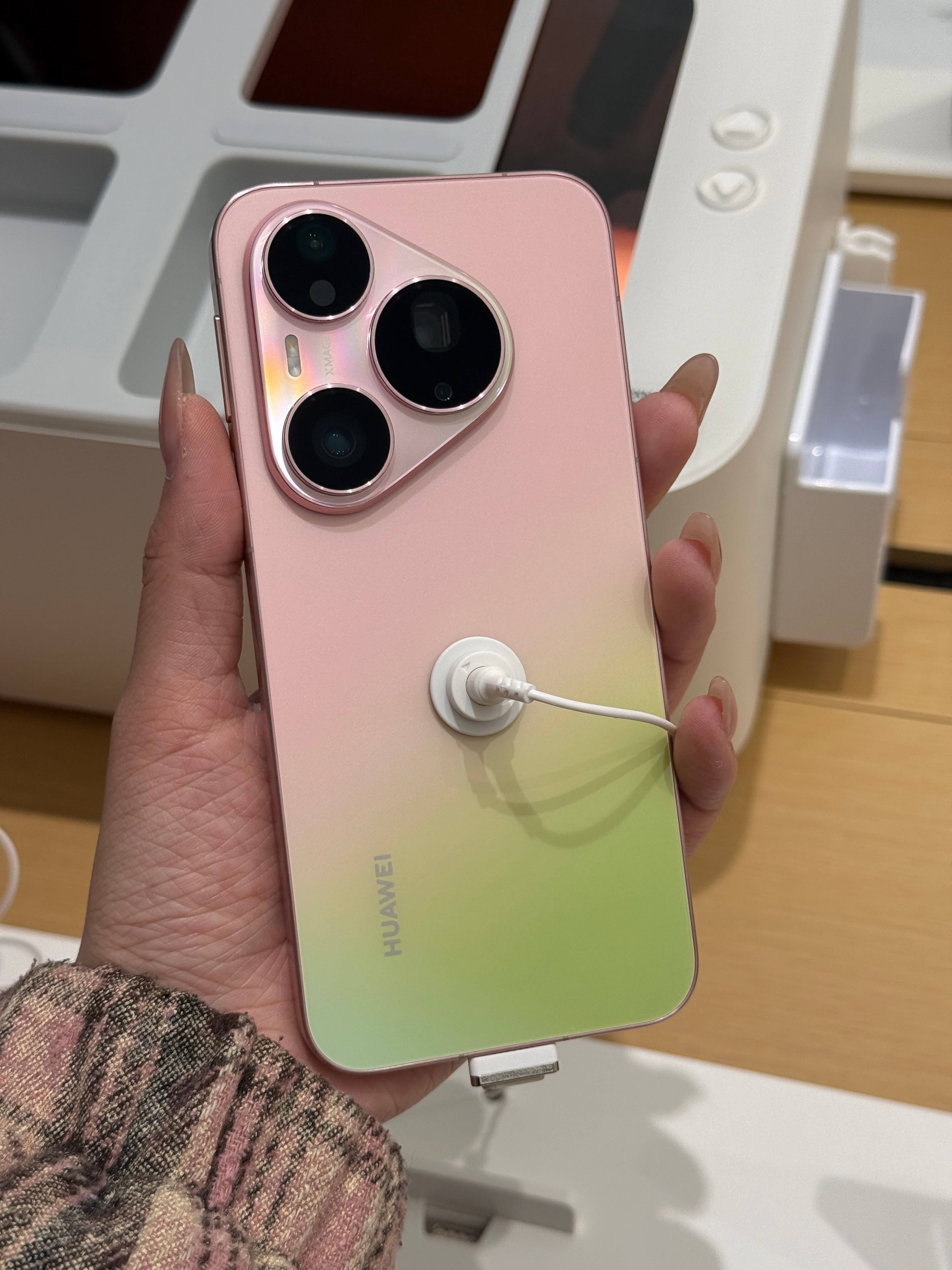 哑光渐变…华为Pura90Pro美呆了好吧谁能拒绝这个粉红芭乐？？实机真的比