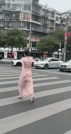 俗话说，林子大了，什么鸟都有。看这位美女的举动，着实令人惊叹！在大街的人行道