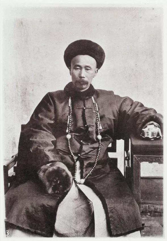 1863年，丧妻两年后，李鸿章决定再娶一房夫人，大婚当天，新娘的陪嫁丫鬟冬梅，