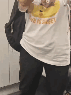 内地游客在香港等地铁，因为说普通话被一个疯婆子听到，竟然被辱骂“大陆仔”“*