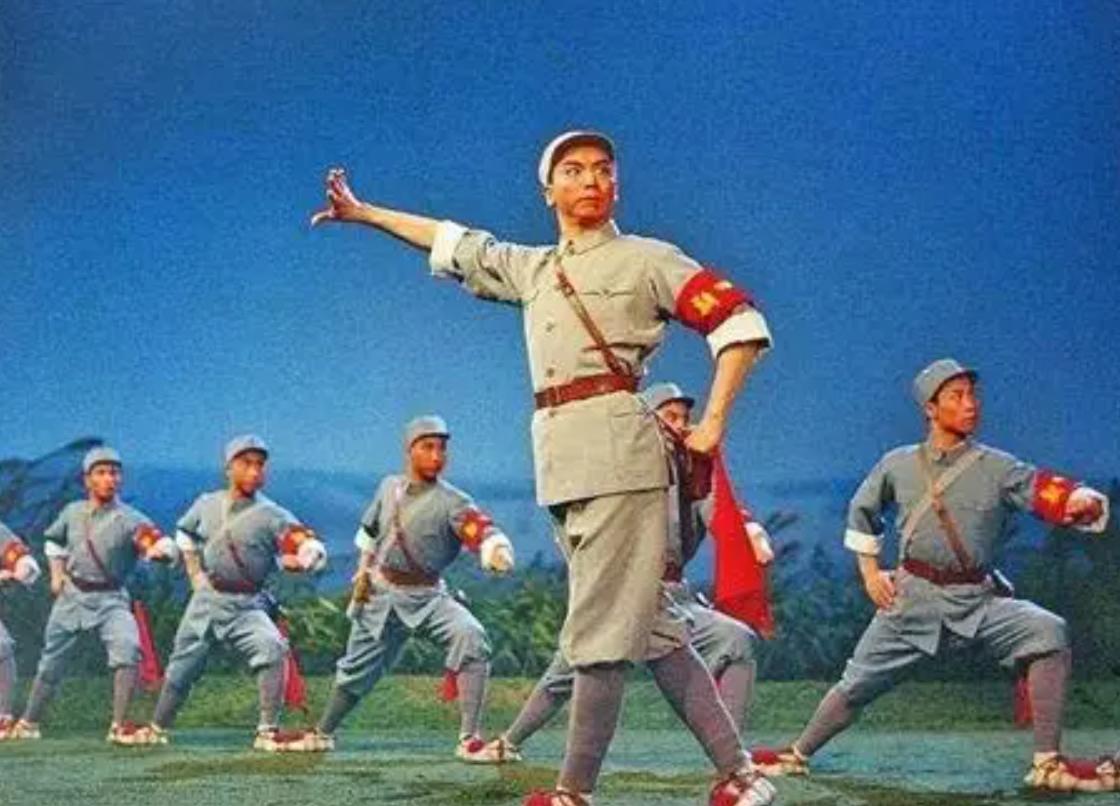 样板戏最牛的地方，其实就四个字：雅俗共赏。你想想看，在那个年代，不管是田间地头的