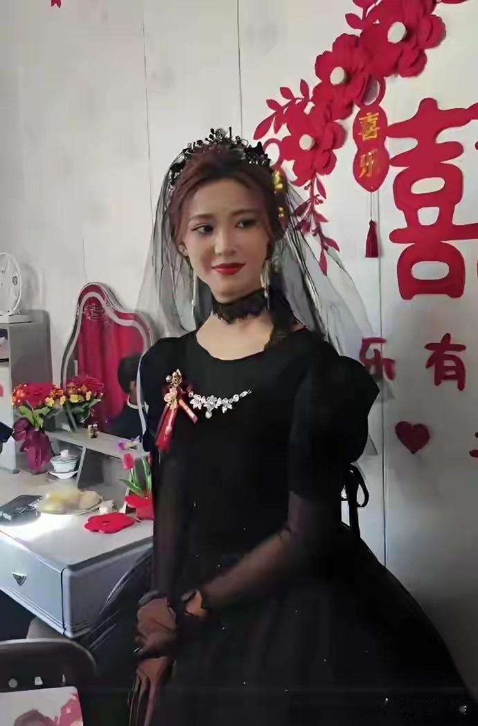 女孩子们，假如在结婚大喜日子，不让你穿白色或红色婚纱，而是让你穿上黑色婚纱举办婚
