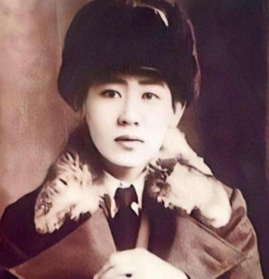 1945年，川岛芳子落入军统手里，可军统手段用尽，她就是没反应。这时，戴笠拿着尺