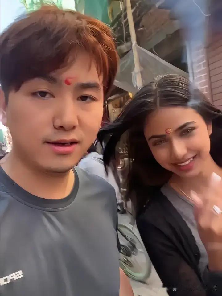 终于扳回一局，网上说图片里的中国小伙娶了印度女孩当老婆，而且听说还是个顶级高种姓