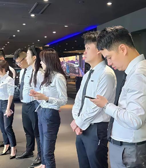 事实证明，女人比男生穿衣好看。