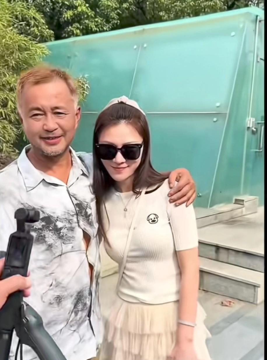 流浪大师沈巍为了这一次见面专门把身上捯饬了一下。洗了脸，剪了指甲。偏偏没有