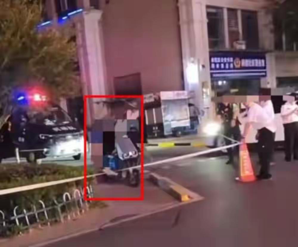 *“外卖小哥不幸猝死，前同事：他太拼了”*短短12个字，像一根烧红的针，扎进