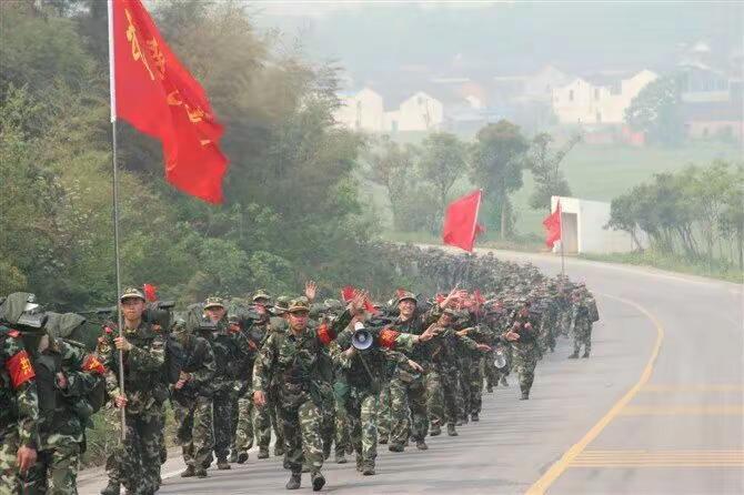 热血青年宣传正能量致敬军旅保家卫国军旅生活