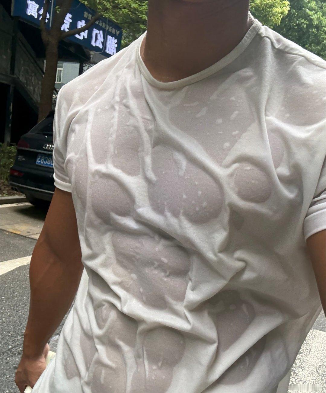 夏天怕热体质怕热的人天生就是节能减排小能手。空调开26度就觉得够凉，出门必带小风