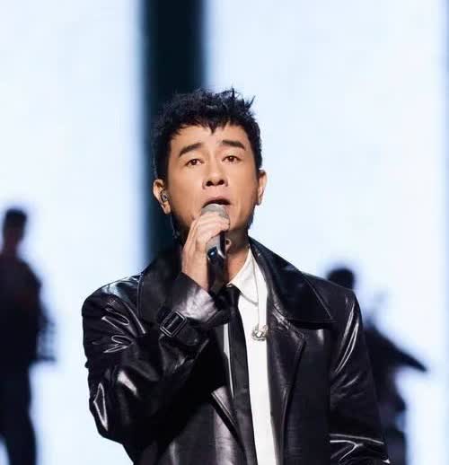 我问老公“同样都是香港巨星，为什么谢霆锋开演唱会就上热搜了，陈小春却上不了热搜呢