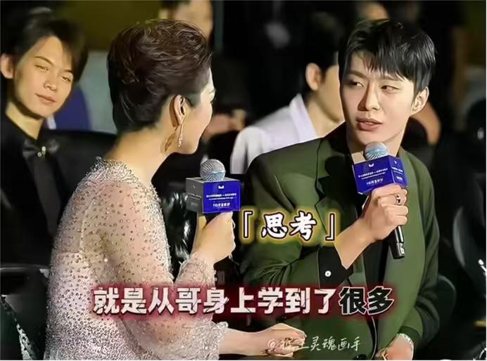 主持人：“你是怎么做到这么帅气还完全没有偶像包袱的？”范丞丞：“这个问题我觉