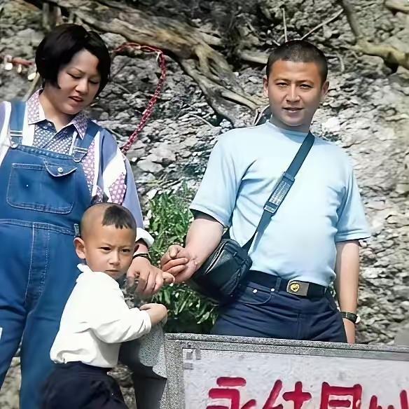 90年代末，王伟烈士利用休假的机会，带着妻子阮国琴、儿子王子出门游玩，一张罕见的