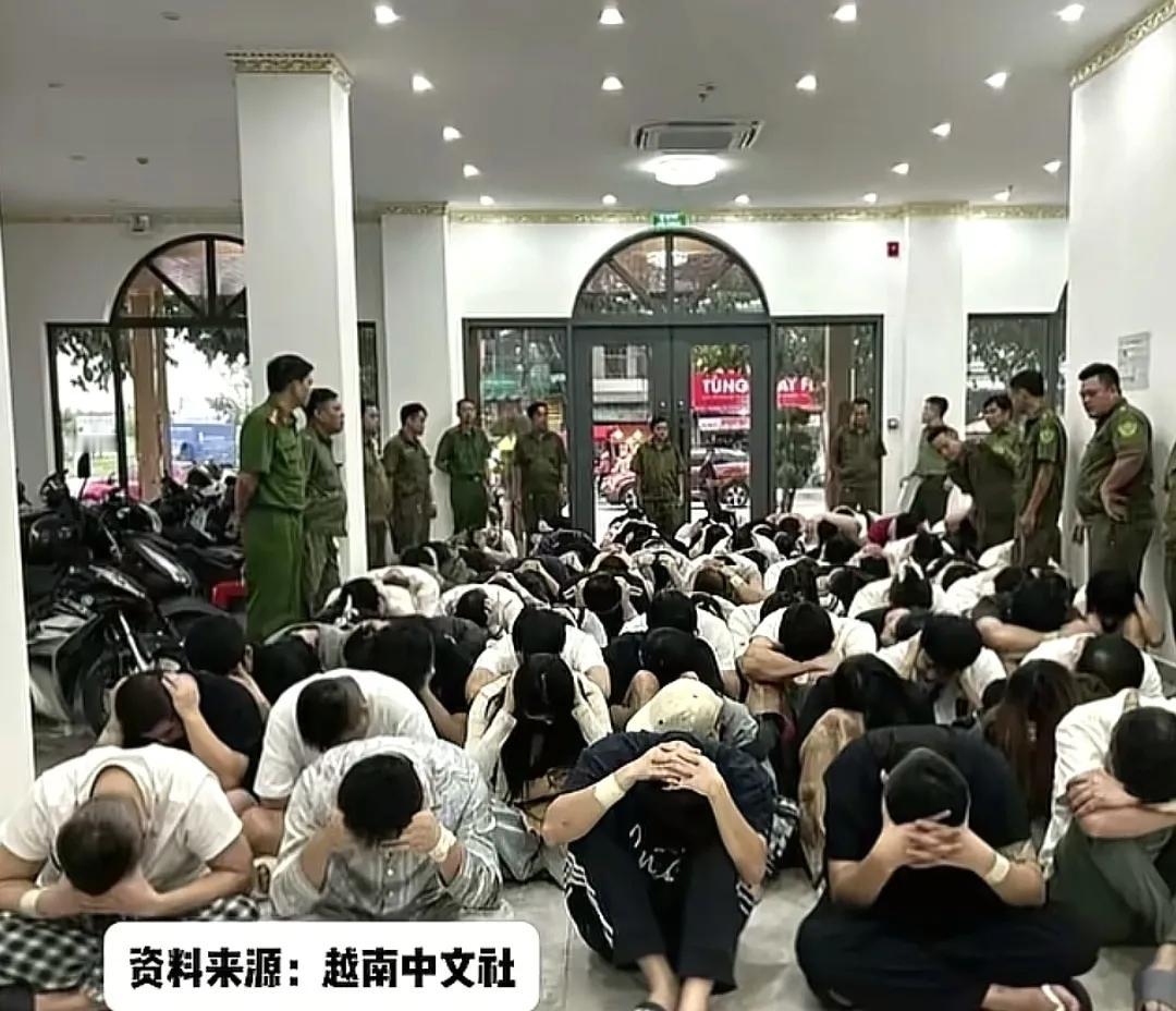 越南警方好样的！最近，越南警方在胡志明市抓捕了83名中国籍电诈人员。该团伙从柬埔