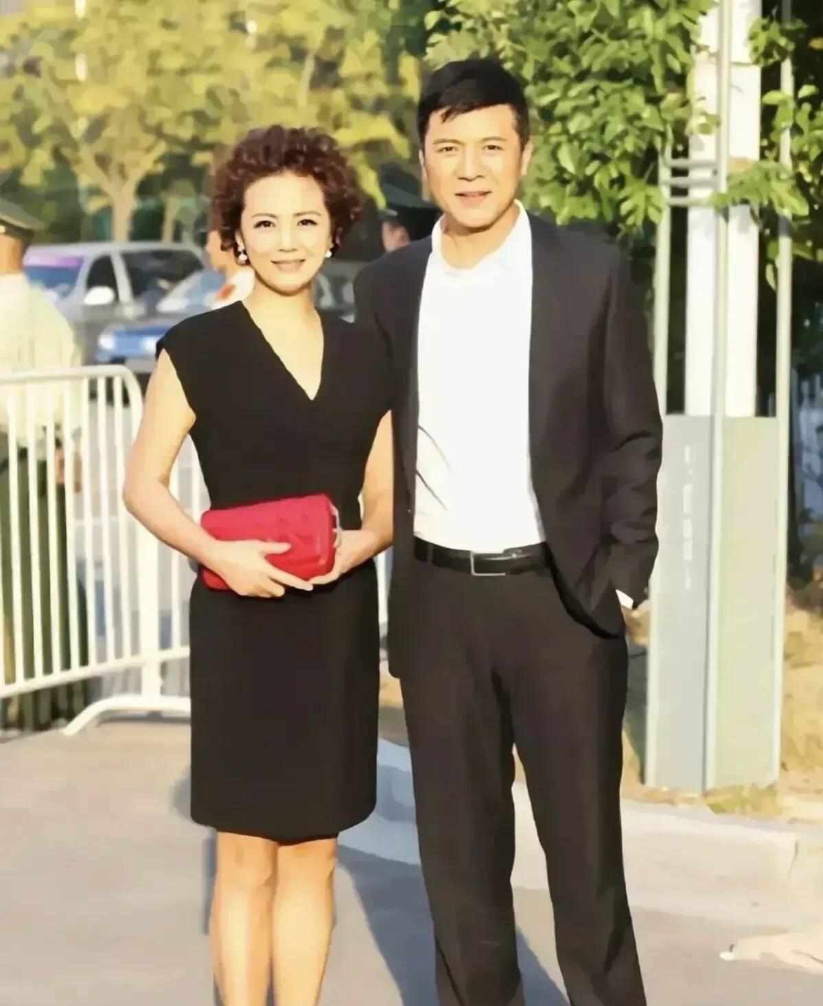 真羡慕这一对夫妻，刘之冰帅气英俊，茹萍美艳动人。他们是娱乐圈里最幸福的一对，两个