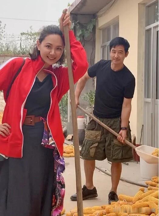 这对明星夫妻既低调又恩爱，两个人都没有怎么化妆就出镜，显得朴实无华，接地气。