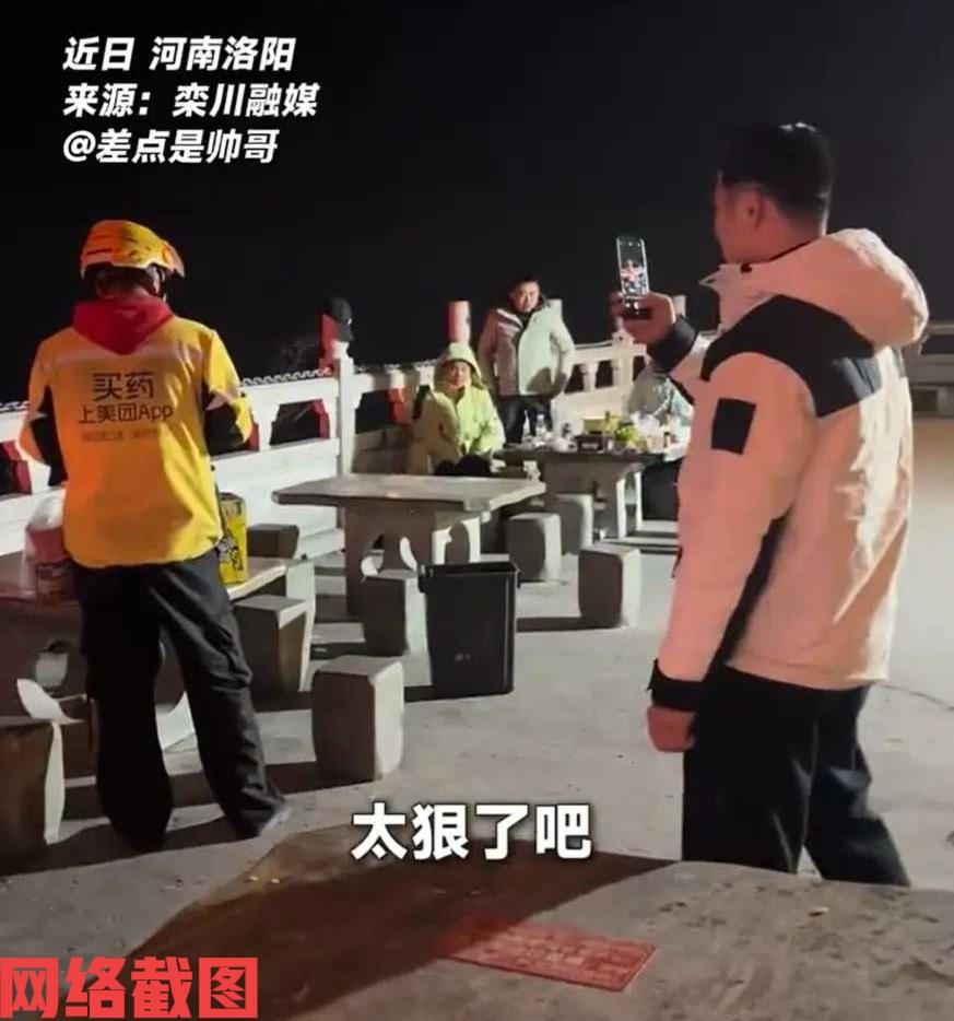 河南洛阳有男子爬老君山看到送外卖。这让男子也是惊讶，海拔两千多米的老君山山顶