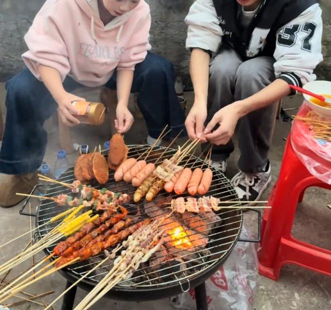 过年最烦的扫兴长辈：我们开开心心搞烧烤，他一句话浇灭所有兴致！每年过年，我最