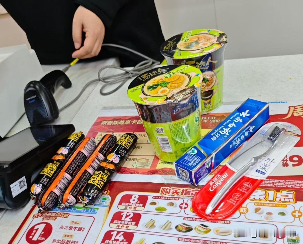 下午在诊所门口碰到一个大爷，衣衫单薄，头发凌乱，问我火车站哪个方向，怎么走，他说