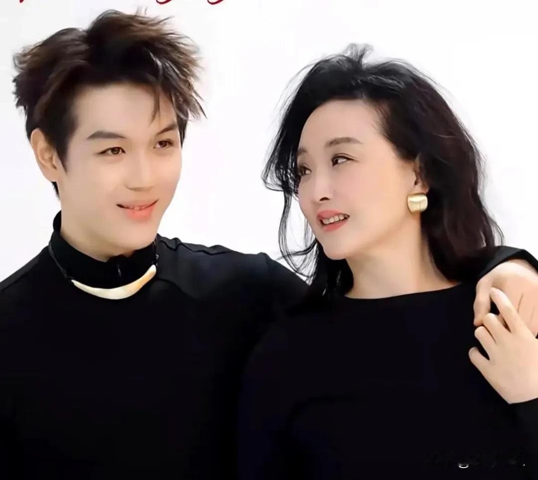 王艳带儿子拍大片：从“晴格格”到“还债格格”，豪门太太的剧本不好抄啊！看到王