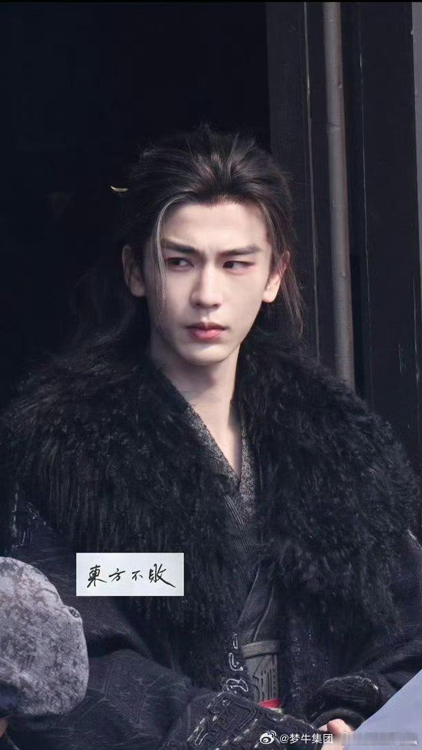 张凌赫拍戏误伤自己张凌赫这一下看着好痛张凌赫拍戏不小心被自己打到了，看起来真的