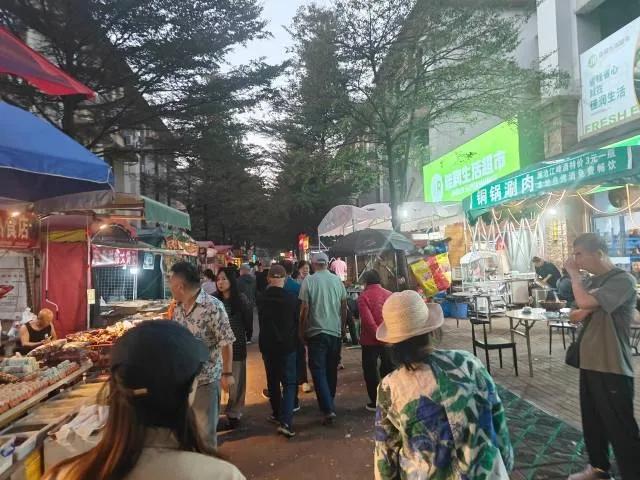 一个楼层2号的老两口，老太太70岁了，姓林。老头脑溢血后遗症半拉身子不太好使唤，