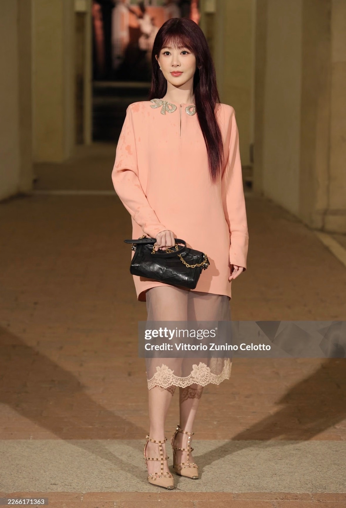 杨紫华伦天奴看秀G社生图如何？衣服这么安全牌的情况下，面部还是挺僵的，合照更明显