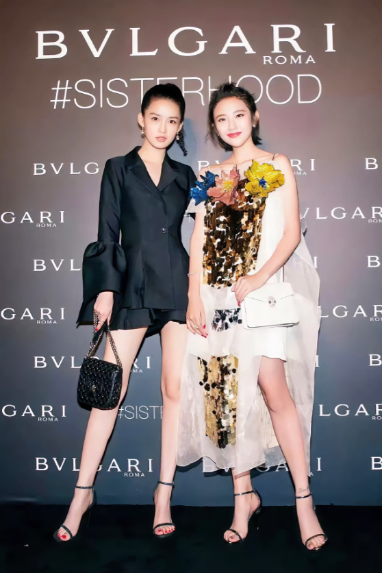 李沁，166cm，脚丫太美了，一对比就出来了，特别是脚指甲上的颜色，显的又白又好