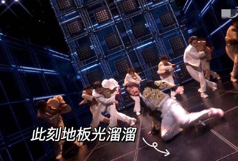 王一博脚滑把央妈地板滑出了两道印记，不知道是央妈地板太脆弱还是王一博力气太大了？