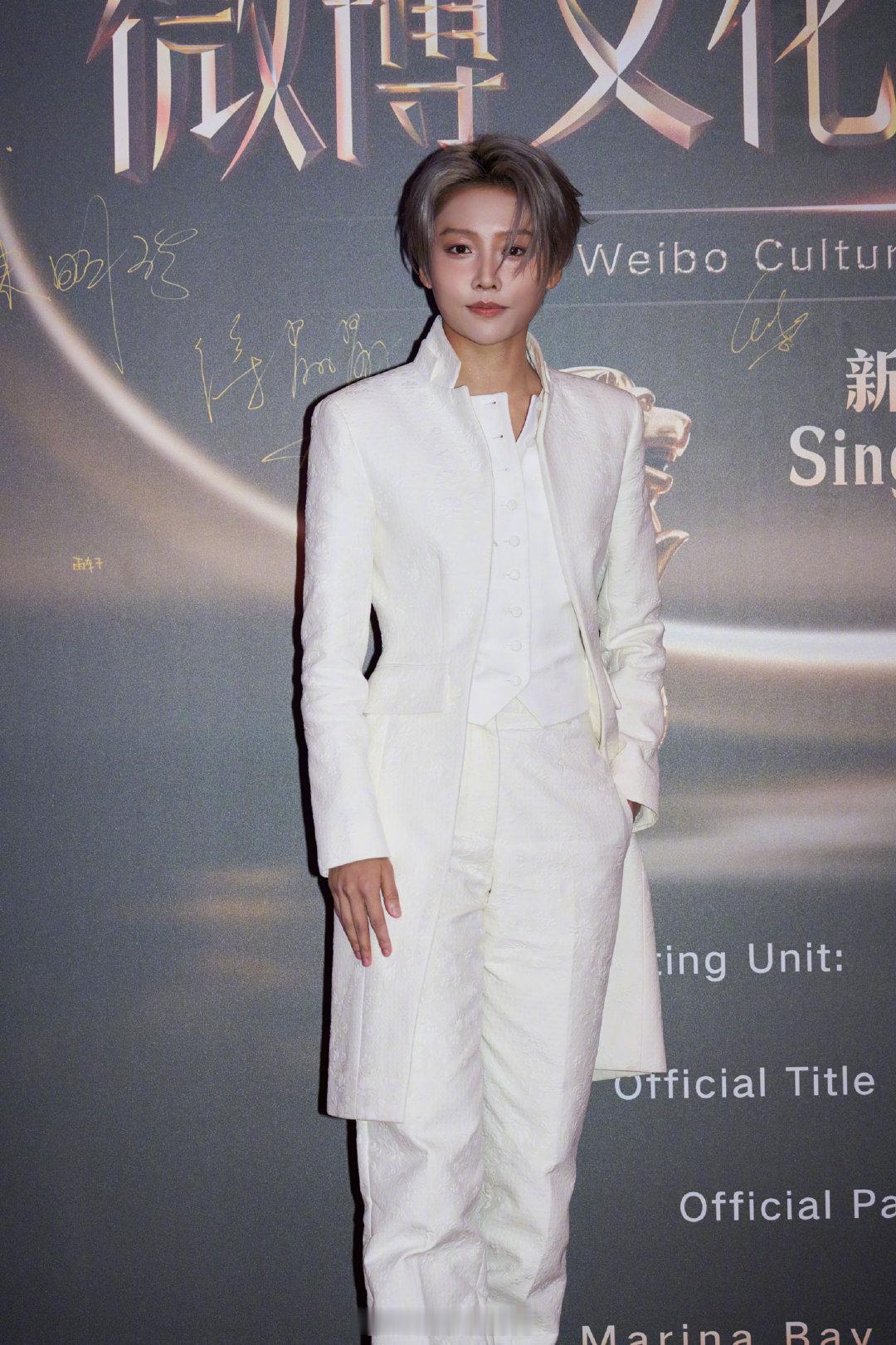 白调勾勒利落线条，内搭与裤装的呼应尽显质感。刘雨昕用沉稳气质诠释独有的矜贵格调，