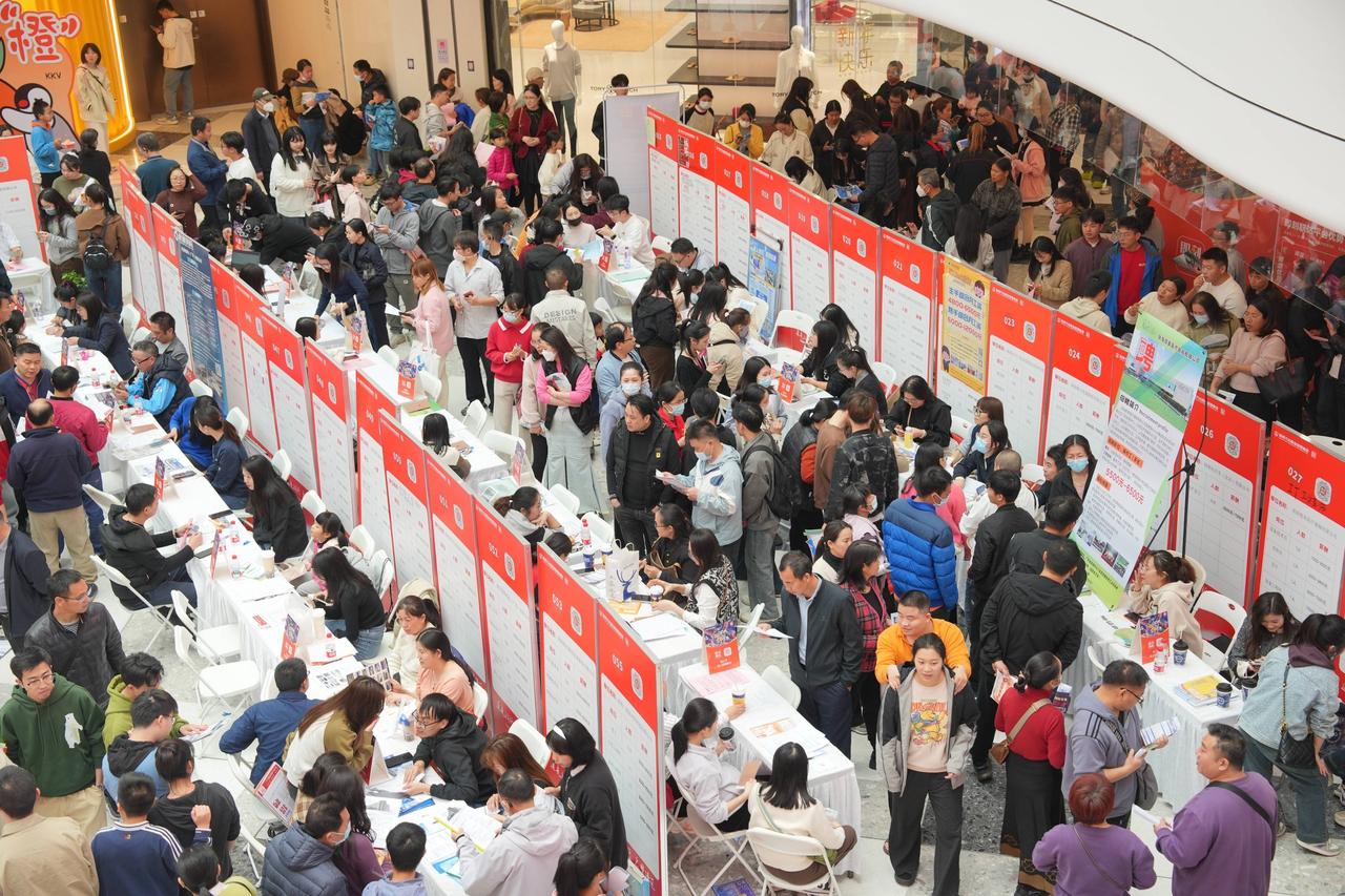听一位大企业的HR说：“现在很多孩子找工作难，根本不是学历不够，而是把学历