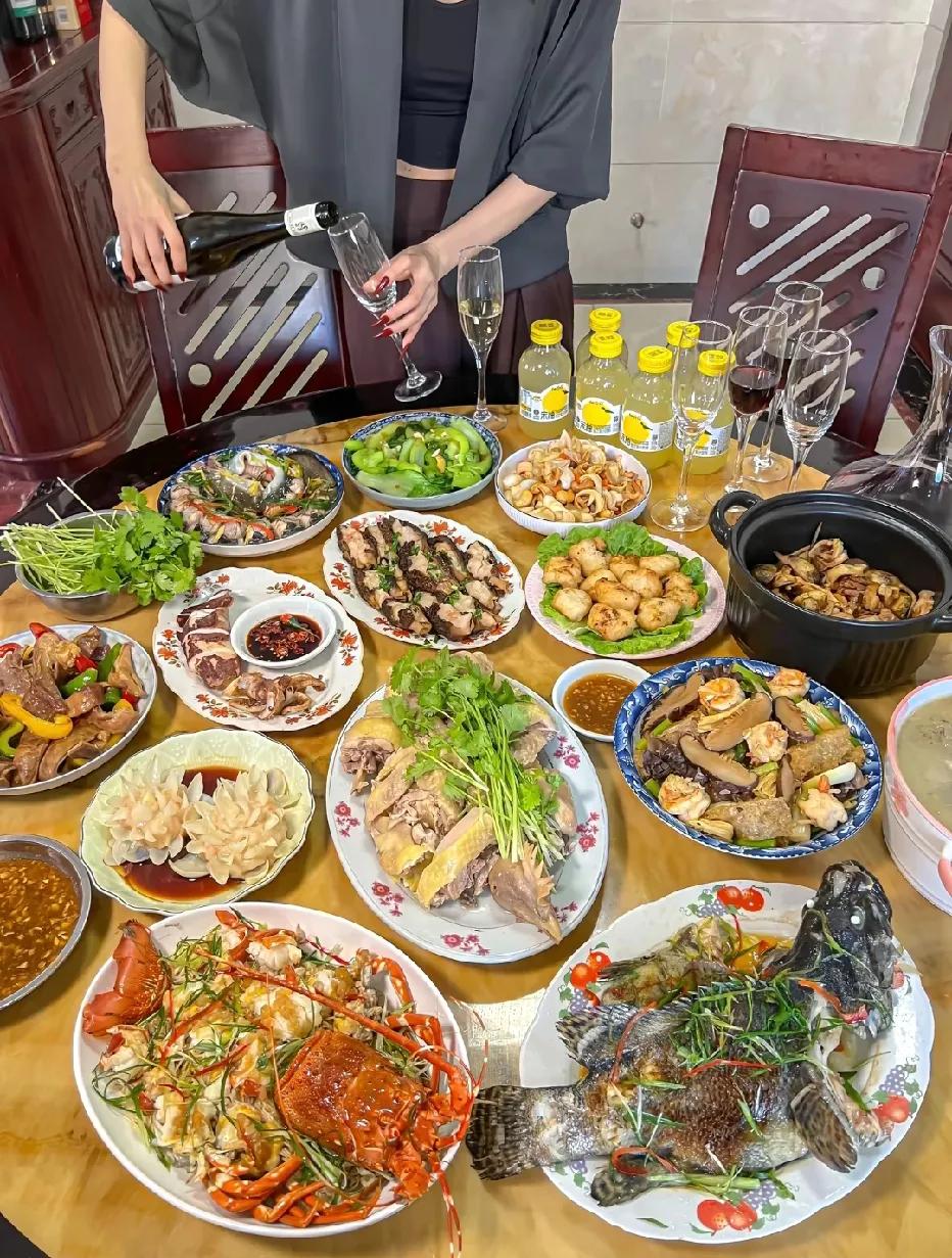 去朋友家，这一大桌菜，在广东、广西、海南，算什么规格？