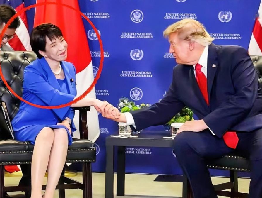 高市早苗这次去纽约，两个画面被网友放在一起看，反差一下就出来了。9月21日抵达