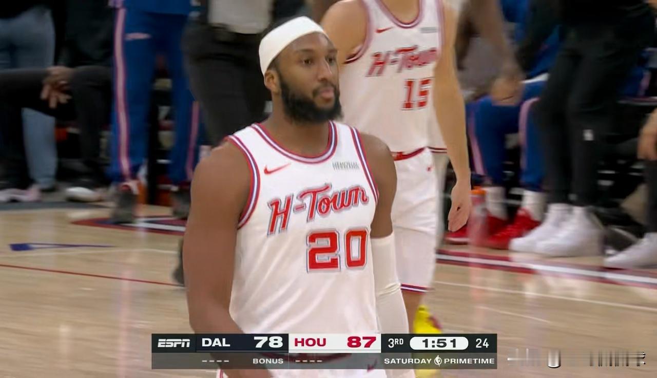 火箭悍将奥科吉真是功不可没！在今天火箭主场以111：107力克独行侠的比赛中，奥