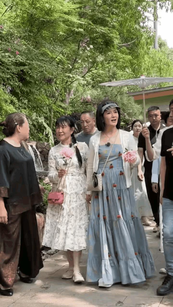 终于知道谢娜为什么穿衣风格很土了，原来有其母必有其女，谢娜妈妈的穿衣审美也是一言