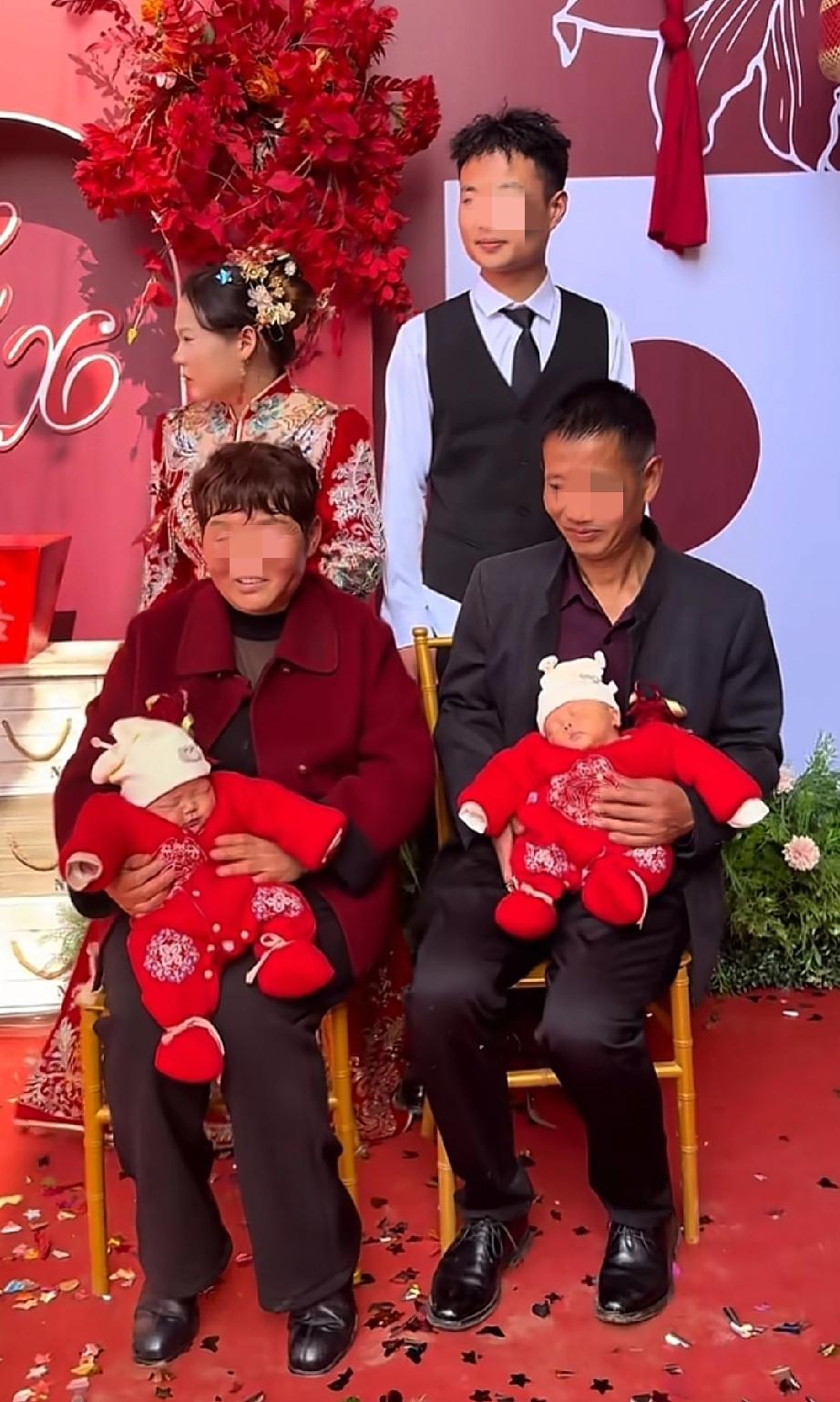 刚生完双胞胎的儿媳妇来配合你们办婚礼，到底是谁幸福了呢？看这两个孩子都很小，
