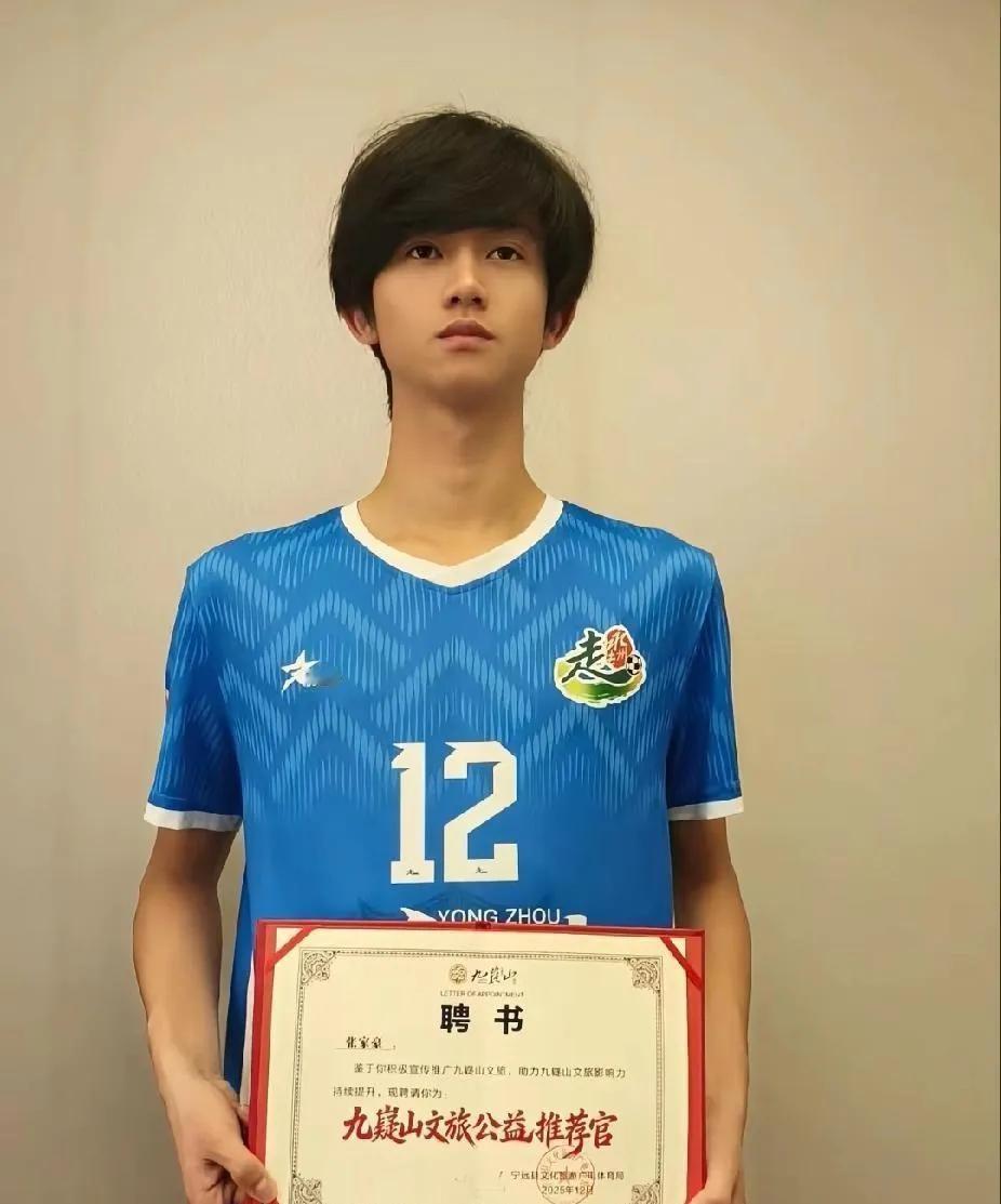 这永州少年的新闻，看得我后脊背发烫。18岁，西湾村的烂泥地，每晚100脚射门