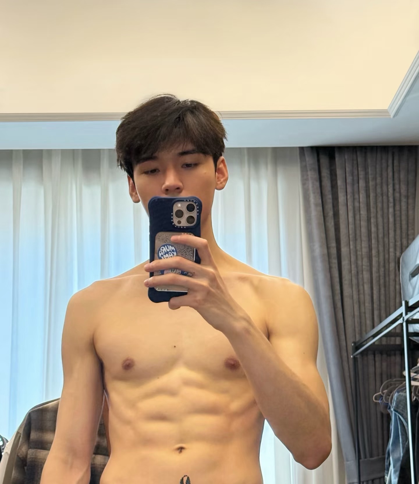 龚俊这个身材还用我多说什么吗？这腹肌背肌鲨鱼肌，雕塑般的线条，自律是男人最好的美