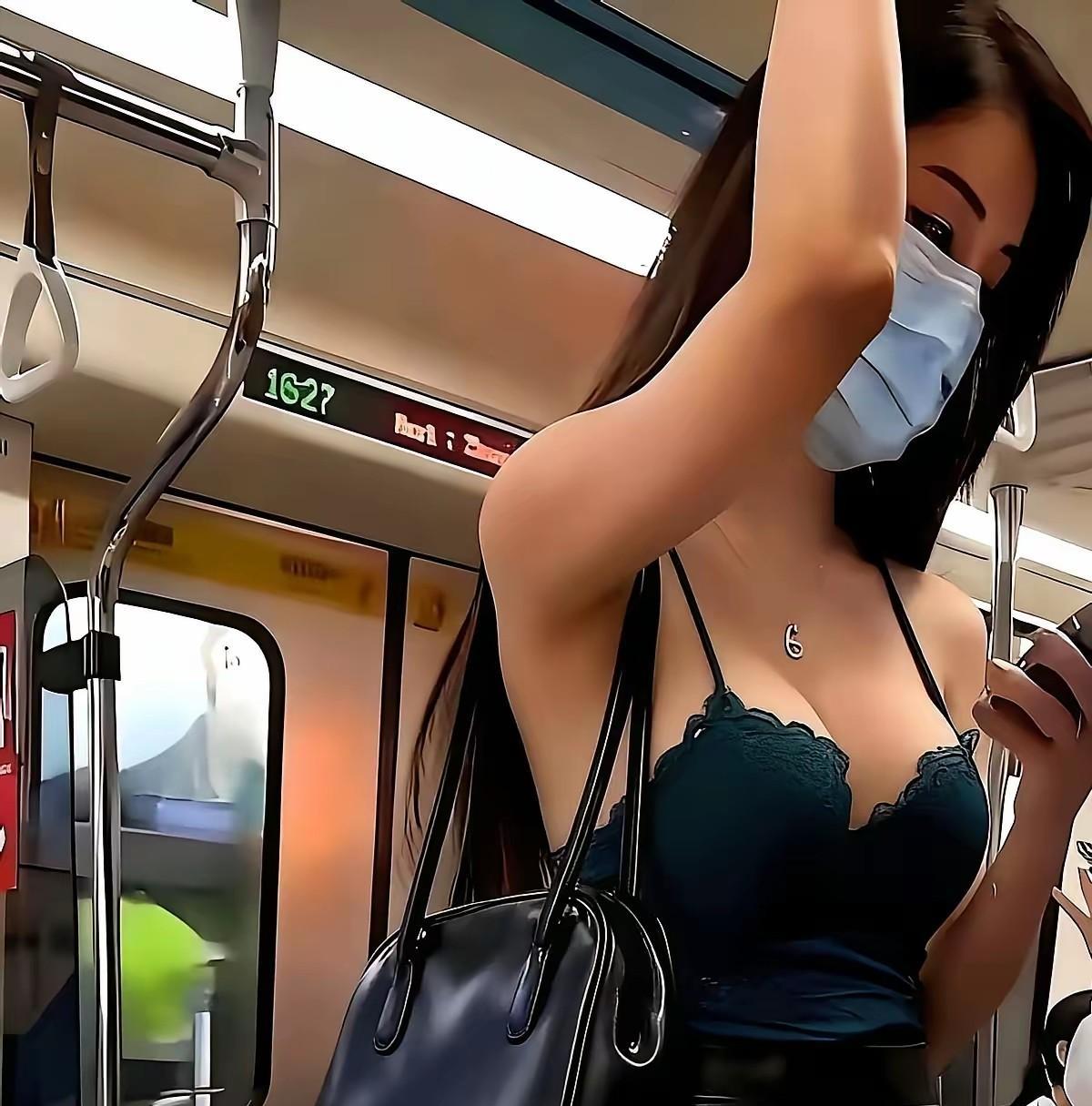 地铁上的两块钱防晒衫，藏着成年人最体面的自由早高峰的车厢里，有人为两秒的别扭