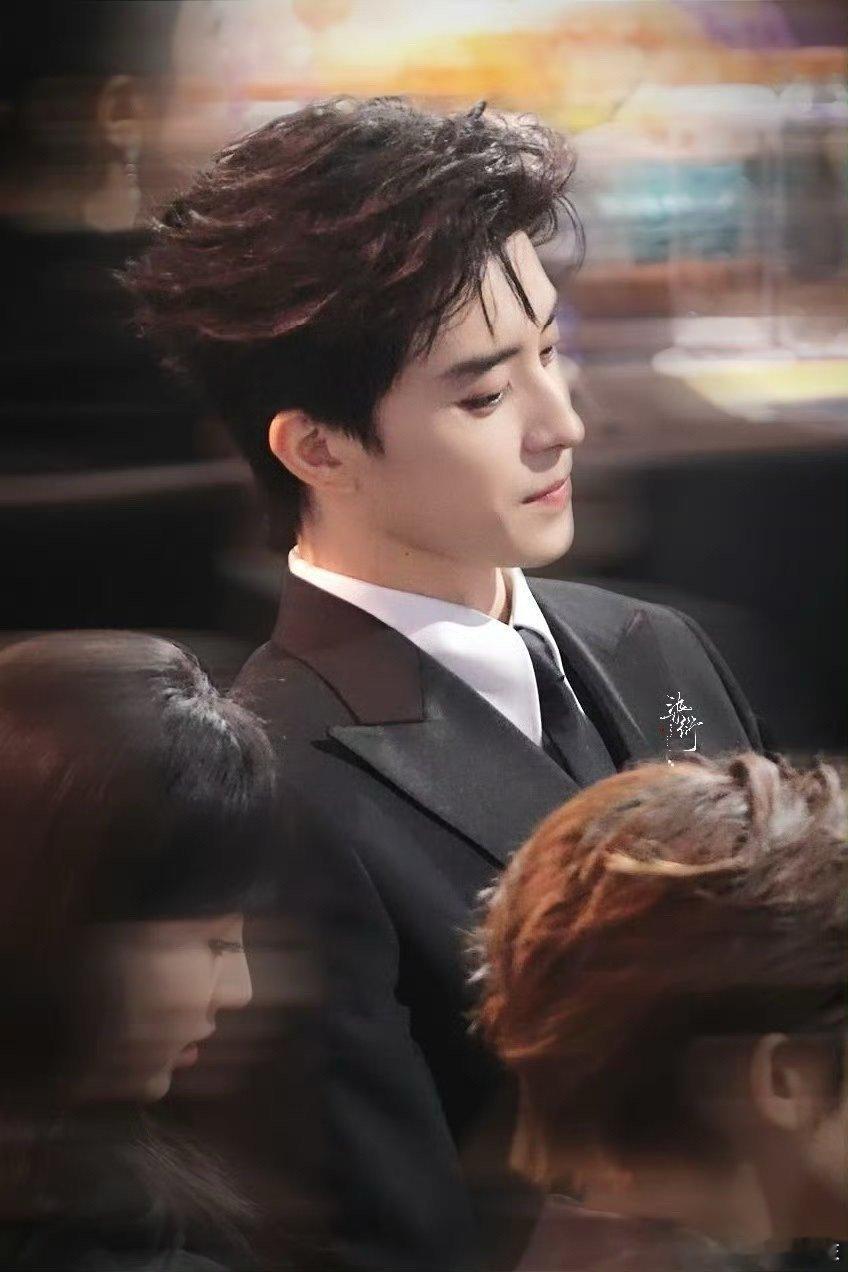 敖瑞鹏疑似银河落嘴里敖瑞鹏以独特姿态迎接水流。飞瀑之下，似银河落入他嘴，这奇