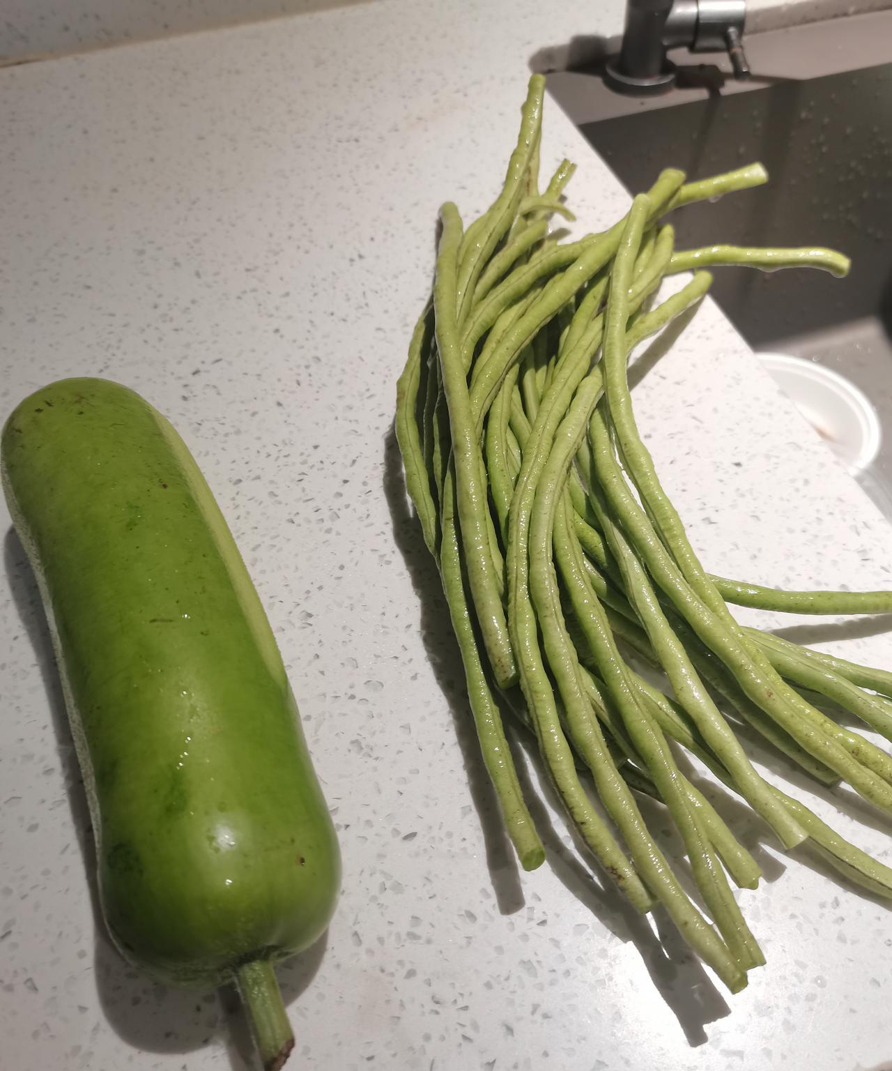 蔬菜品种少而且涨价了，是不是青黄不接的时候到了。今天去超市转了一圈，居然感觉没