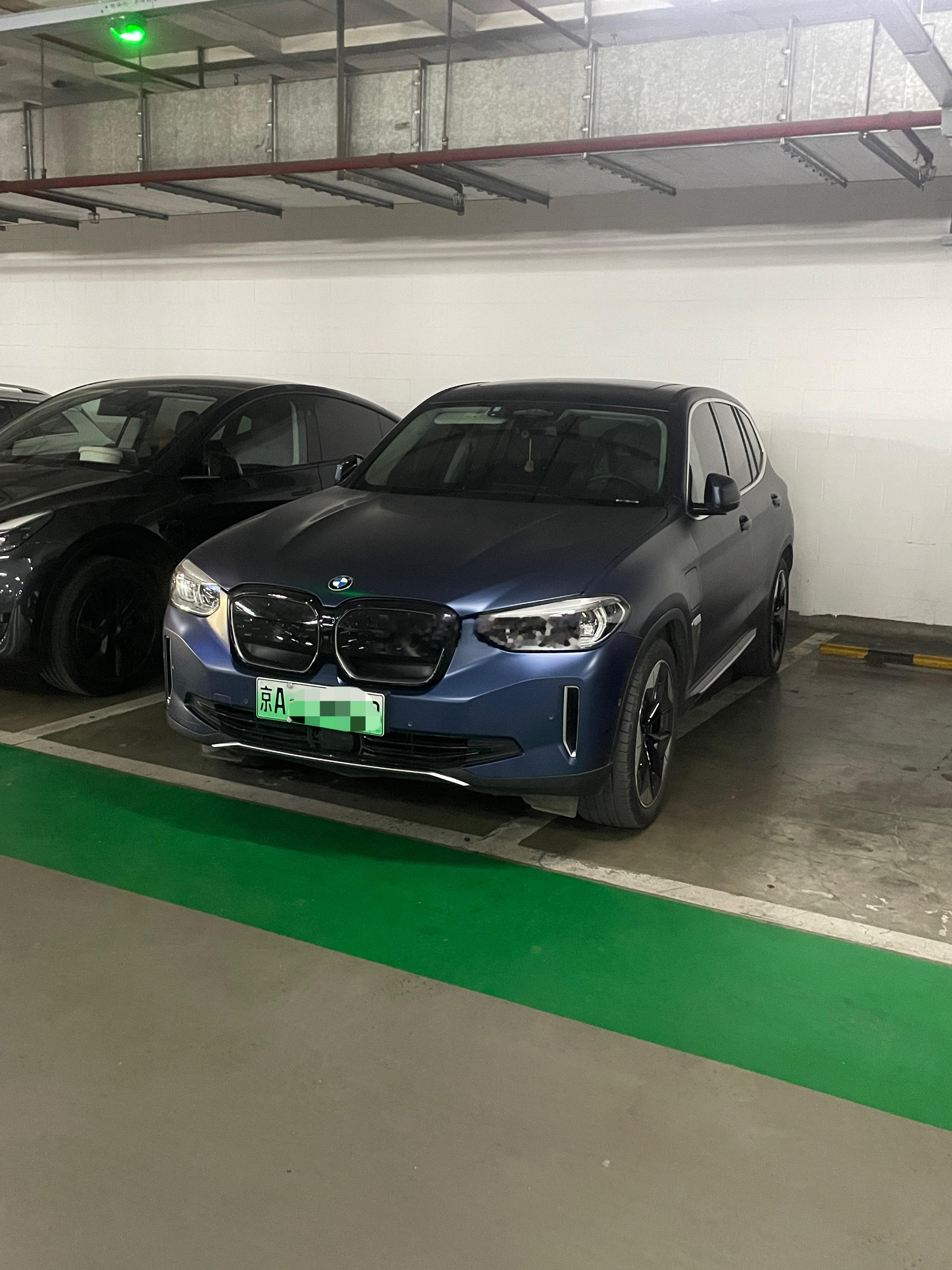 去超市买5.1路上吃的零食，这车把超市入口的绝佳位置给糟蹋了…真让人生气🤬