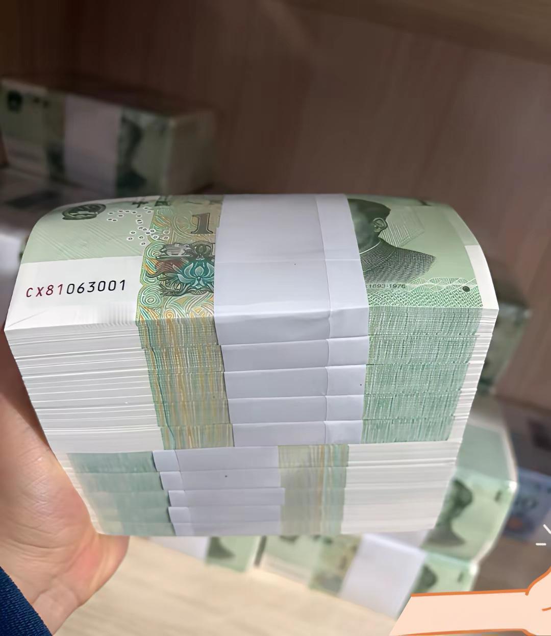 五年前，这是我在银行兑换的绿色一元纸币足足有十几捆，都是全新连号的。当初手里有