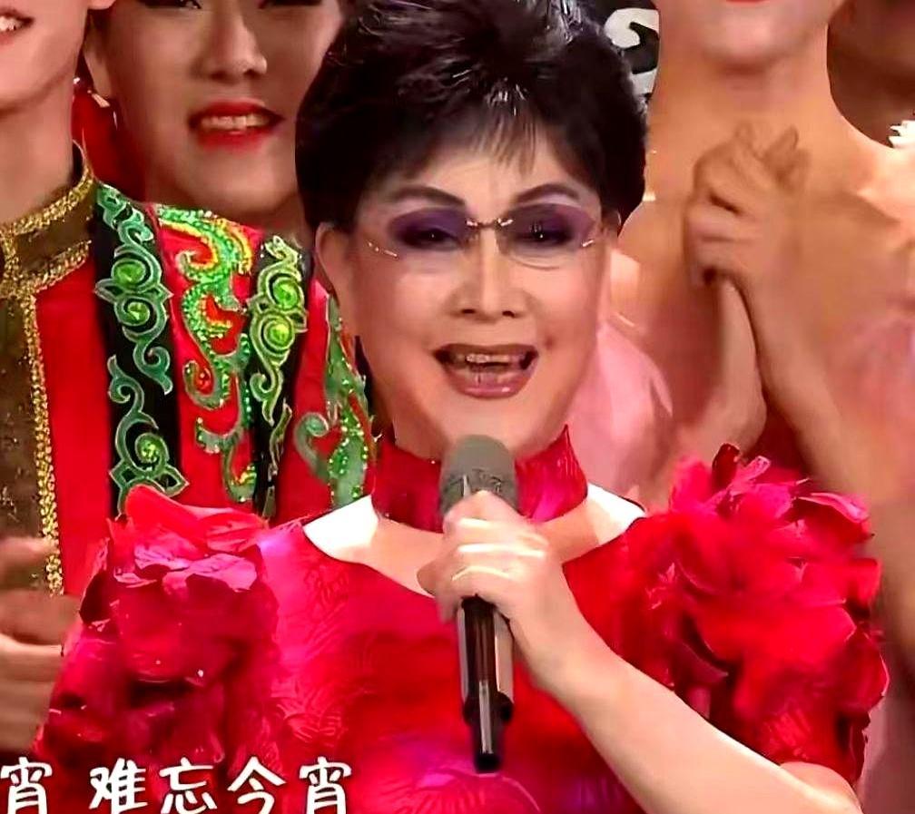 81岁的李谷一，亲口向全国观众道歉了。电话里，她的声音带着歉意，说身体实在