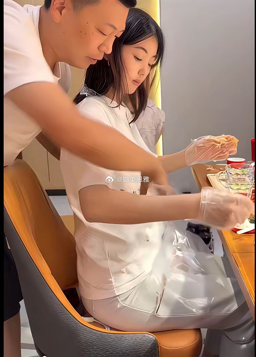 男子给老婆系围裙，第一眼还以为是女儿呢网友纷纷感叹：你小子真是好福气！​​​