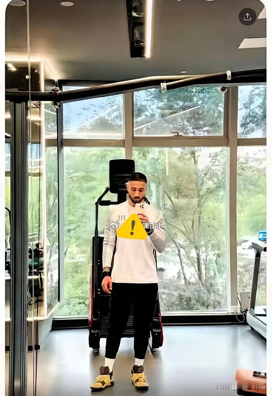 王水牛那事还没完，成都又冒出来一个？一个外籍男子，给自己包装成悉尼大学博士，还