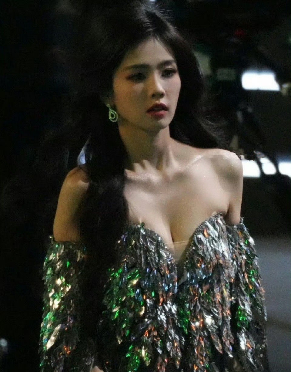 白鹿的锁骨真好看，这么热吗，都是汗水……​​​